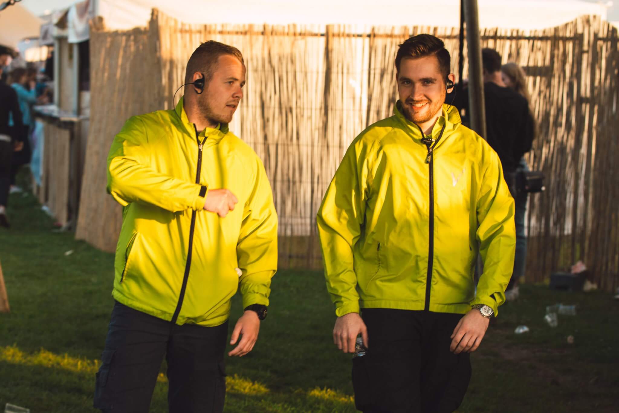 Beveiligers van Poortvliet Poortvliet beveiligers in appelgroene kleding